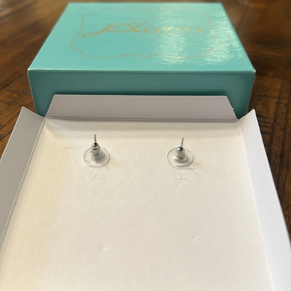NIB jBloom Stud Sparkle Earrings - Picture 3 of 4